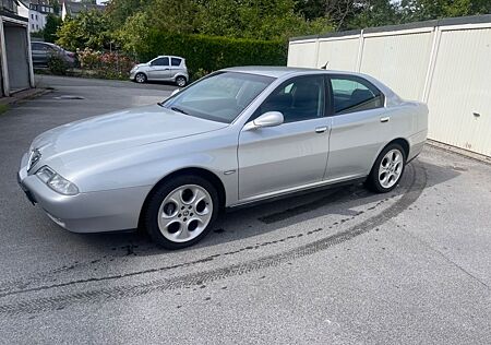 Alfa Romeo 166 2.5 V6 24V Distinctive 2HD leder Alu 17zoll