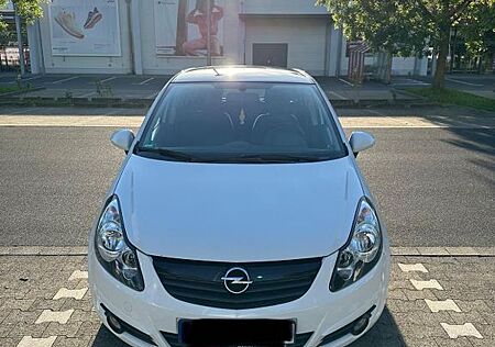 Opel Corsa Zum Verkauf steht ein gepflegter . TÜV