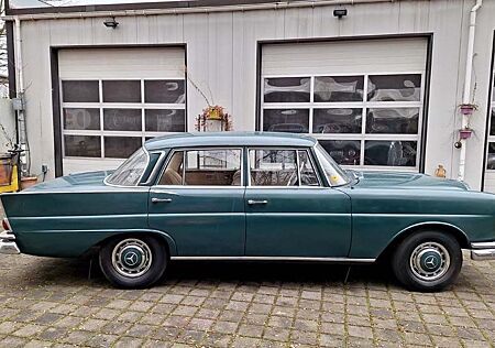 Mercedes-Benz 230 230S W111 Heckflosse Motor fest