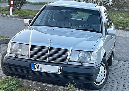 Mercedes-Benz 300 300E ...der läuft auch in 40 Jahren noch !!