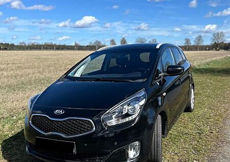 Kia Carens 1.7 CRDi Dream Team Edition AHK,Navi