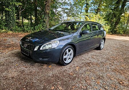 Volvo V60 Kombi Momentum/ Xenon/Aut