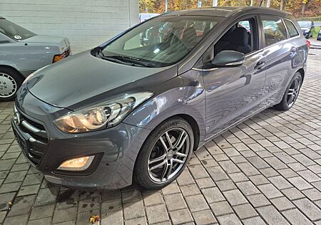 Hyundai i30 cw blue Trend*2.Hd*PDC*CAM*NAV*TÜVneu