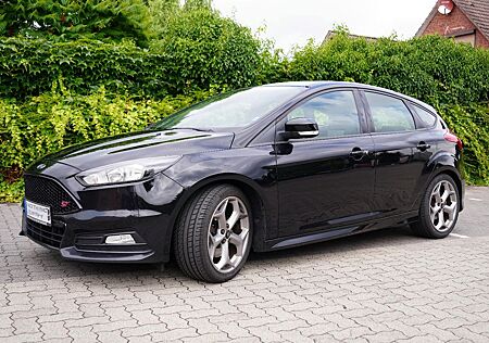 Ford Focus 2,0 EcoBoost ST LED/Recaro/8-Fach bereift