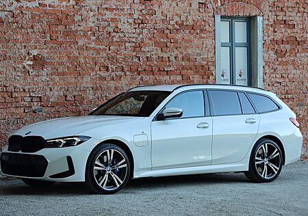 BMW 330e xDrive/M-SPORT PRO/HARMAN&KARDON/19ZOLL/