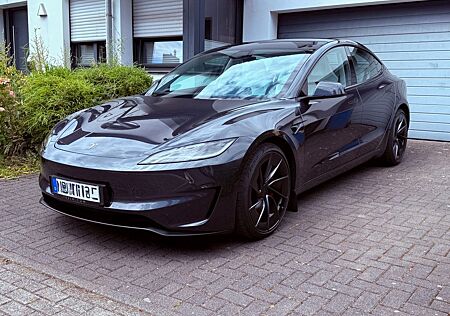 Tesla Model 3 Performance - Stealth Grey / White