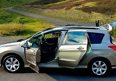 Peugeot 308 Mit Anhängerkupplung. Klima. Panorama