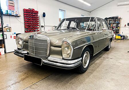 Mercedes-Benz 250 250SE Saloon