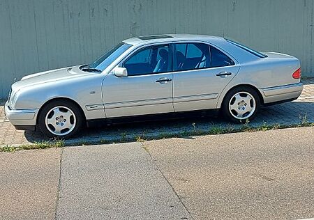 Mercedes-Benz E 230 AVANTGARDE Avantgarde