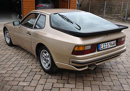 Porsche 944