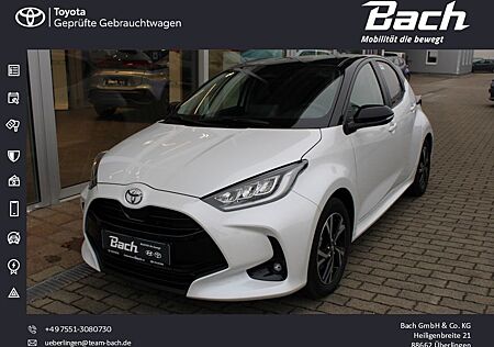 Toyota Yaris 1,5 Hybrid Black and white