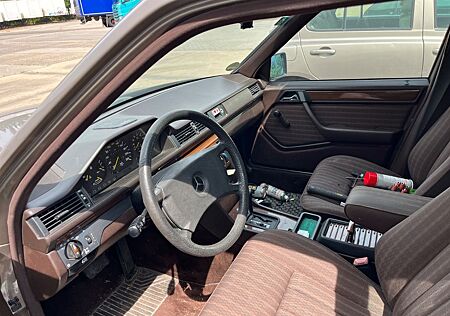 Mercedes-Benz E 230