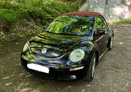 VW New Beetle Volkswagen 1.6 Cabriolet - schwarz; rotes Dach