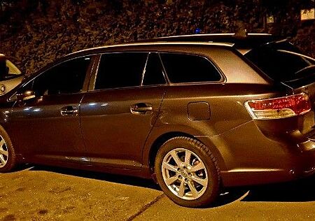Toyota Avensis Combi 2.2 D-4D Automatik...