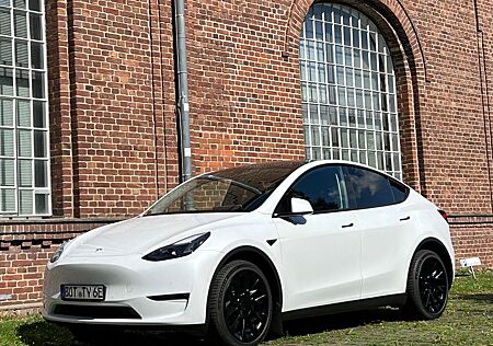 Tesla Model Y Long Range AWD 20 Zoll AHK Trailer