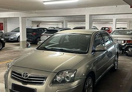 Toyota Avensis Executive 2,0-l-VVT-i Automatik Exec...