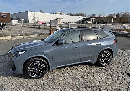 BMW iX1 xDrive30 M-Sport, Vollaustattung, AHK, Leder