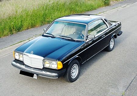 Mercedes-Benz 300 W123 CD Coupe Turbodiesel 040 schwarz C123