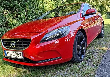 Volvo V40 D3 Momentum, R-Design Heck und Alufegen
