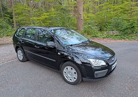 Ford Focus Kombi 1.8 + Apple CarPlay + Freisprech.