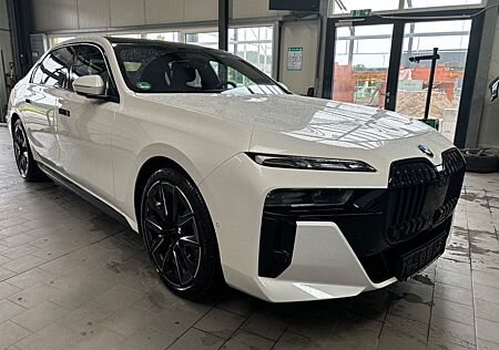 BMW M760 e xDrive Executive Drive PRO Cinema Lounge