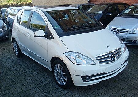 Mercedes-Benz A 180 Elegance Autom / Lamellen / Navigation