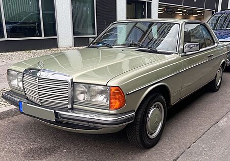 Mercedes-Benz 230 W123 Coupe