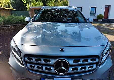 Mercedes-Benz GLA 200 -