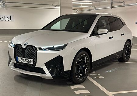 BMW iX xDrive40 2022 Weiß