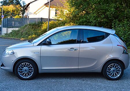 Lancia Ypsilon Platinum-LEDER-PDC-KLIMAAUT.Erst-23.TKM