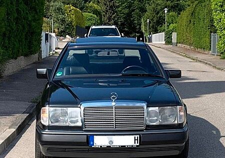 Mercedes-Benz 300 CE mit Historischem Kennzeichen