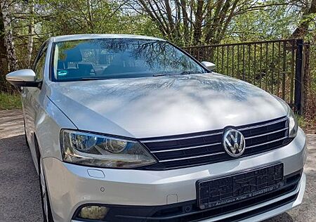 VW Jetta Volkswagen 1.2TSI 105PS LED sehr gepflegt TÜV 11/2026