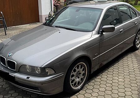 BMW 520i A -
