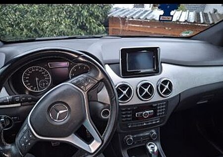 Mercedes-Benz B 180 -