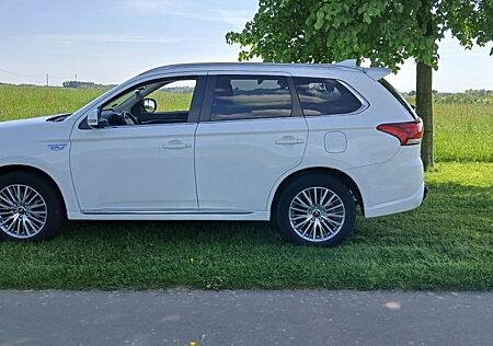 Mitsubishi Outlander PHEV Basis 4WD,1.Hand,Automatik