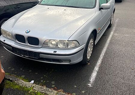 BMW 523i Viele Teile neu/ Zyl.Kopfdichtung defekt