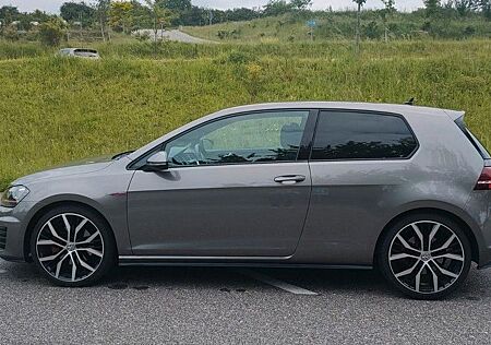 VW Golf Volkswagen VII GTI 1. Hand, Service neu 8-fach bereift