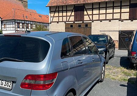 Mercedes-Benz B 200 -