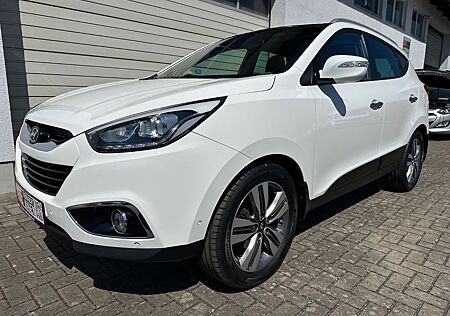 Hyundai ix35 2.0D 4WD Xenon Leder PANO Kamera Navi