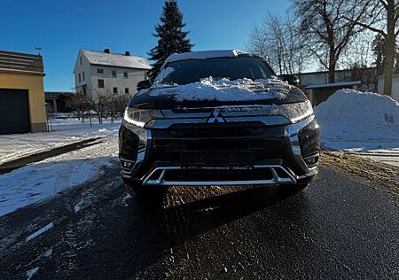 Mitsubishi Outlander 2.4 MIVEC PLUG-IN HYBRID 4WD Plus