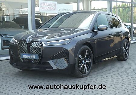 BMW iX xDrive50 Sportpak.AHK°LASER°PANO°21"-Sitzbelü