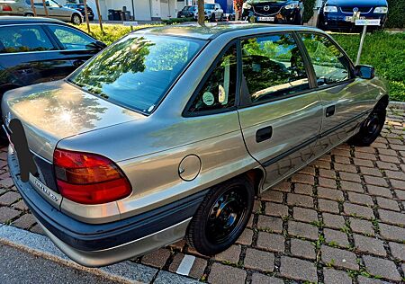 Opel Astra 1.6L ORGINALE KILOMETER 1HD TÜV JUNI 2027