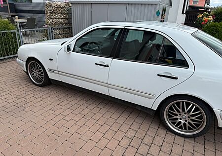 Mercedes-Benz E 200 ELEGANCE