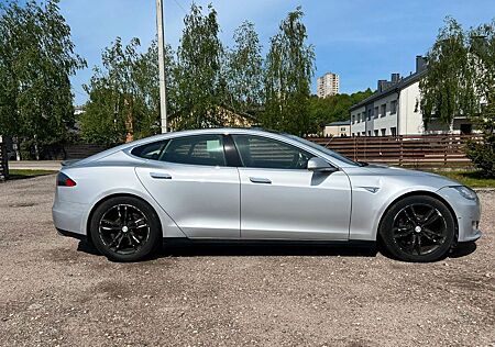 Tesla Model S P85 - with SC01 free charging