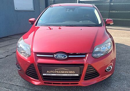 Ford Focus Lim. Titanium/NAVI/SZH/EINPARKH.
