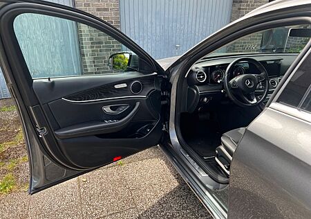 Mercedes-Benz E 220 d T Autom. -
