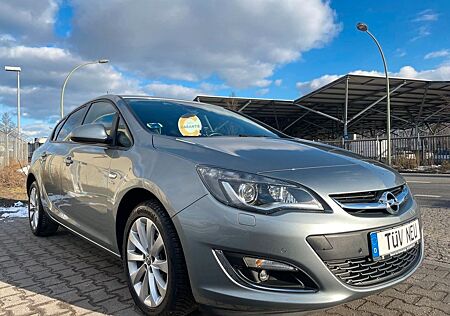 Opel Astra J Lim,5trgActive,Klimaaut.,SHZ,Xenon,Dashc