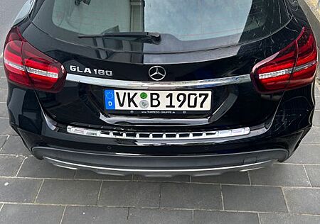 Mercedes-Benz GLA 180 DCT -