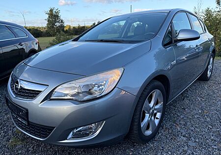 Opel Astra J 1.6 Benzin 116 PS sehr guter Zustand !