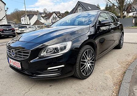 Volvo V60 KombiLinjeSvart LederXenonKameraGaranti8Fach